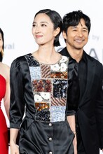 第30回釜山国際映画祭のレッドカーペットに登場したグイ・ルンメイ（手前）、西島秀俊（奥）