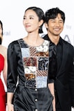第30回釜山国際映画祭のレッドカーペットに登場したグイ・ルンメイ(手前)、西島秀俊(奥)