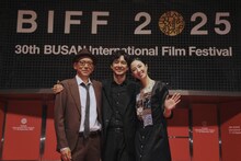 第30回釜山国際映画祭の様子。左から真利子哲也、西島秀俊、グイ・ルンメイ