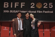 第30回釜山国際映画祭の様子。左から真利子哲也、西島秀俊、グイ・ルンメイ