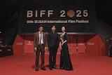 第30回釜山国際映画祭の様子。左から真利子哲也、西島秀俊、グイ・ルンメイ