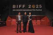 第30回釜山国際映画祭の様子。左から真利子哲也、西島秀俊、グイ・ルンメイ