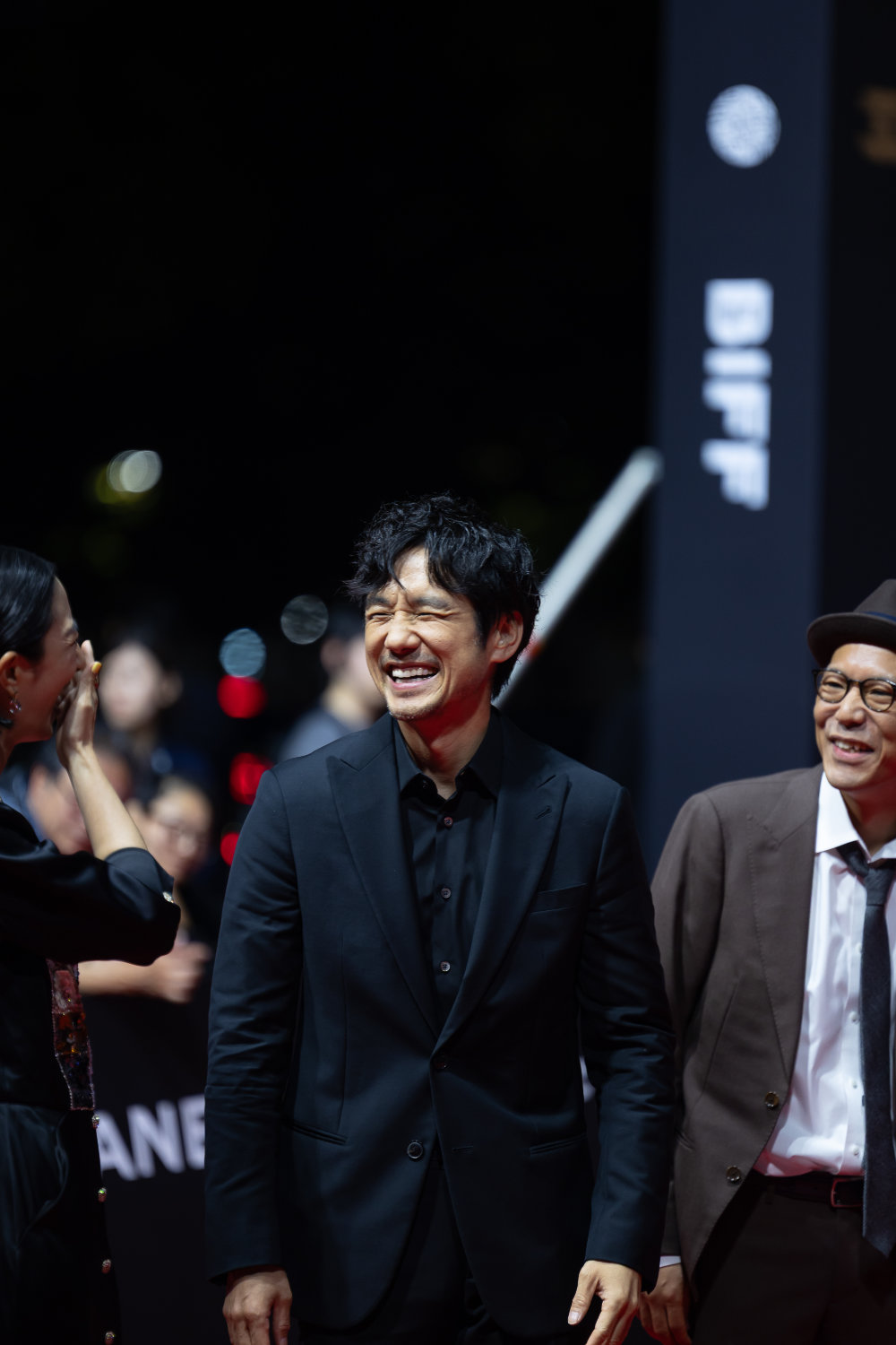 第30回釜山国際映画祭のレッドカーペットに登場した西島秀俊（中央）、真利子哲也（右）