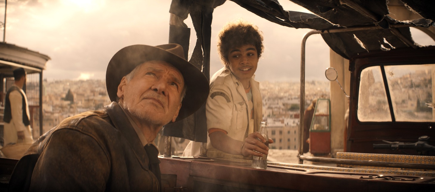 映画「インディ・ジョーンズと運命のダイヤル」より、ハリソン・フォード演じるインディ・ジョーンズ（左）