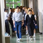 岩田剛典が金髪生徒を引き連れ歩く、“ダサい教師”演じた「金髪」新写真 門脇麦の姿も