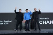 第30回釜山国際映画祭にて、「8番出口」野外トークイベントに出席した川村元気（左）、二宮和也（中央）、河内大和（右）