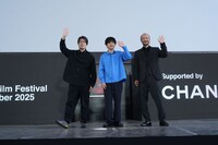 第30回釜山国際映画祭にて、「8番出口」野外トークイベントに出席した川村元気（左）、二宮和也（中央）、河内大和（右）