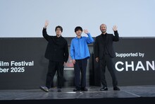 第30回釜山国際映画祭にて、「8番出口」野外トークイベントに出席した川村元気（左）、二宮和也（中央）、河内大和（右）