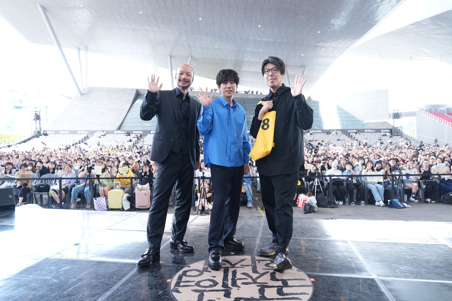 第30回釜山国際映画祭にて、「8番出口」野外トークイベントに出席した河内大和（左）、二宮和也（中央）、川村元気（右）