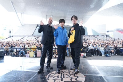 第30回釜山国際映画祭にて、「8番出口」野外トークイベントに出席した河内大和（左）、二宮和也（中央）、川村元気（右）