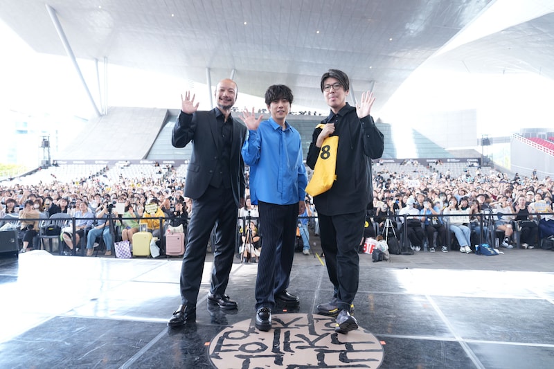 第30回釜山国際映画祭にて、「8番出口」野外トークイベントに出席した河内大和(左)、二宮和也(中央)、川村元気(右)
