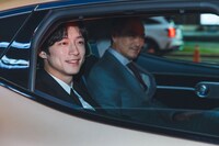 第30回釜山国際映画祭に出席した、「盤上の向日葵」の坂口健太郎（手前）と渡辺謙（奥）