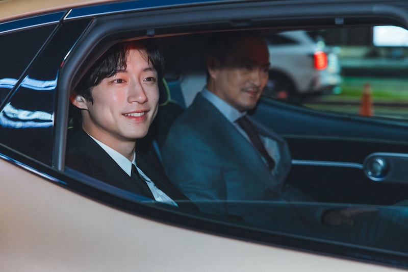 第30回釜山国際映画祭に出席した、「盤上の向日葵」の坂口健太郎(手前)と渡辺謙(奥)