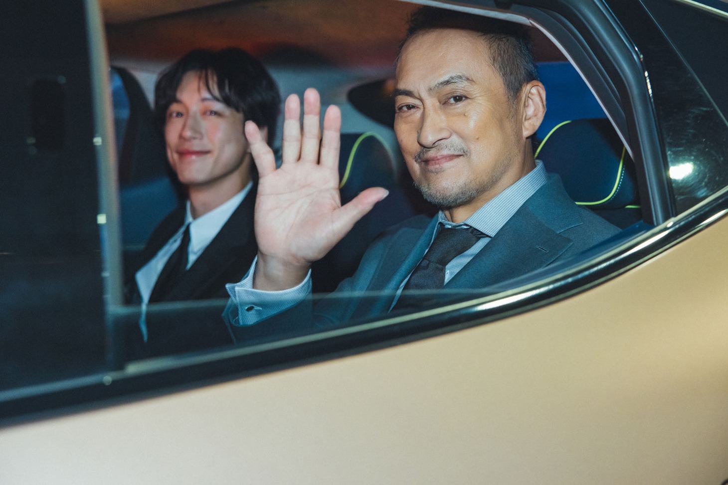 第30回釜山国際映画祭に出席した、「盤上の向日葵」の渡辺謙（手前）と坂口健太郎（奥）