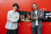 第30回釜山国際映画祭に出席した、「盤上の向日葵」の坂口健太郎（左）と渡辺謙（右）