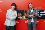 第30回釜山国際映画祭に出席した、「盤上の向日葵」の坂口健太郎(左)と渡辺謙(右)