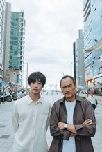 第30回釜山国際映画祭のため釜山を訪れた、「盤上の向日葵」の坂口健太郎（左）と渡辺謙（右）