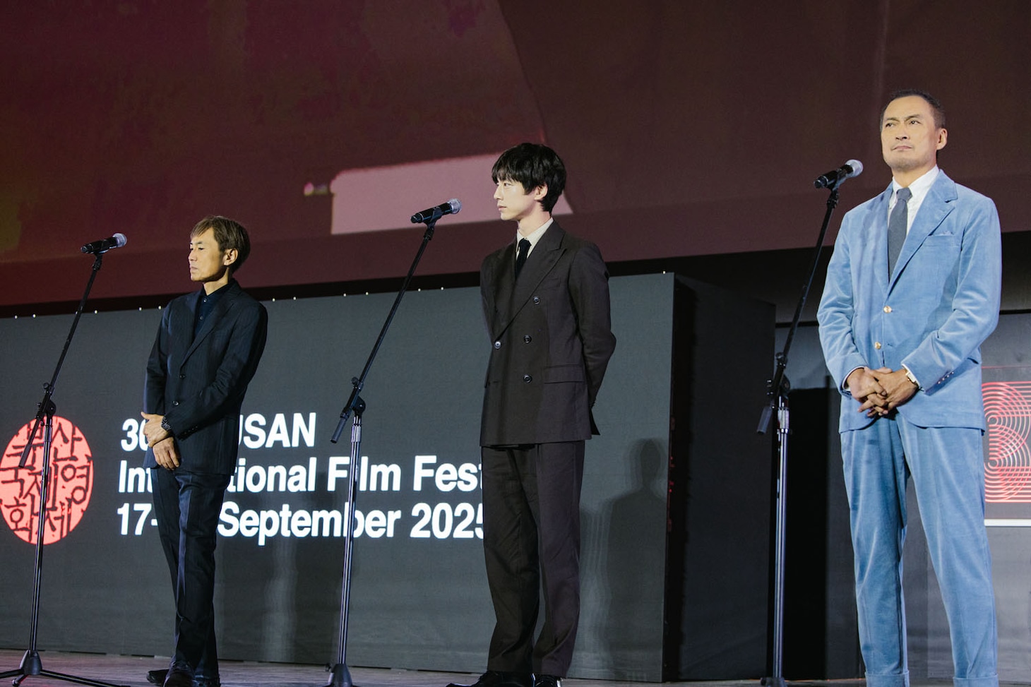 第30回釜山国際映画祭にて、「盤上の向日葵」ワールドプレミアの様子。左から熊澤尚人、坂口健太郎、渡辺謙