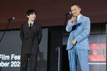 第30回釜山国際映画祭にて、「盤上の向日葵」ワールドプレミアに登壇した坂口健太郎（左）と渡辺謙（右）