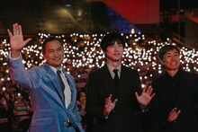 第30回釜山国際映画祭にて、「盤上の向日葵」ワールドプレミアの様子。左から渡辺謙、坂口健太郎、熊澤尚人