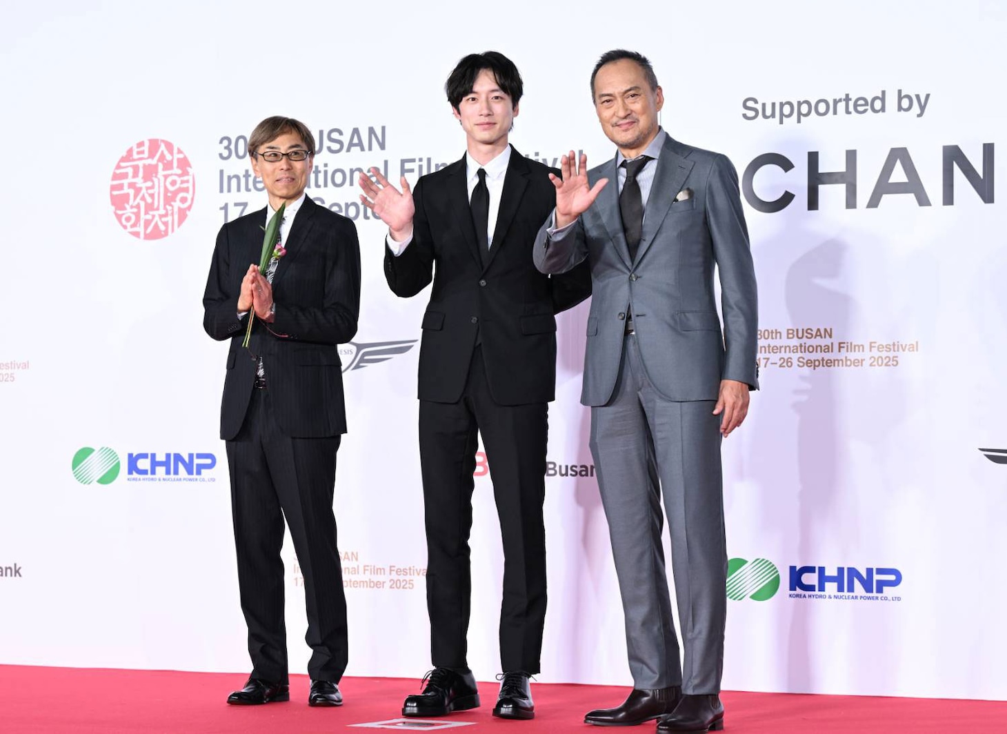 第30回釜山国際映画祭のオープニングイベントの様子。左から熊澤尚人、坂口健太郎、渡辺謙