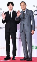 第30回釜山国際映画祭のオープニングイベントの様子。左から坂口健太郎、渡辺謙