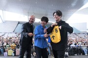 第30回釜山国際映画祭にて、「8番出口」野外トークイベントに出席した河内大和（左）、二宮和也（中央）、川村元気（右）