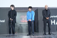 第30回釜山国際映画祭にて、「8番出口」野外トークイベントに出席した川村元気（左）、二宮和也（中央）、河内大和（右）