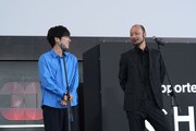 第30回釜山国際映画祭にて、「8番出口」野外トークイベントに出席した二宮和也（左）と河内大和（右）