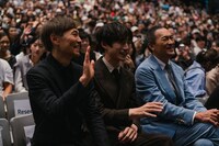 第30回釜山国際映画祭の「盤上の向日葵」ワールドプレミアにて、歓声に応える登壇者たち。左から熊澤尚人、坂口健太郎、渡辺謙