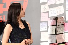 メッセージボードを見る広瀬すず