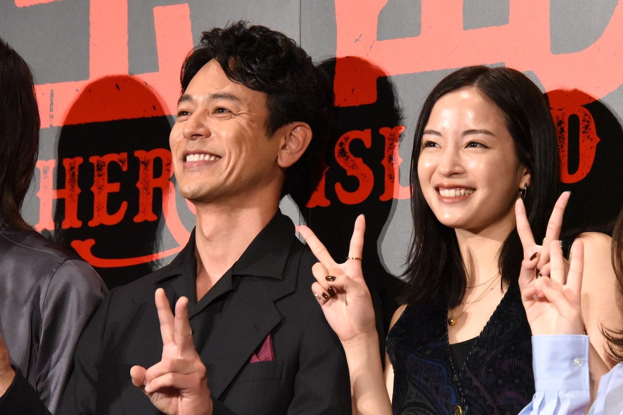 「宝島」初日舞台挨拶の様子。左から妻夫木聡、広瀬すず