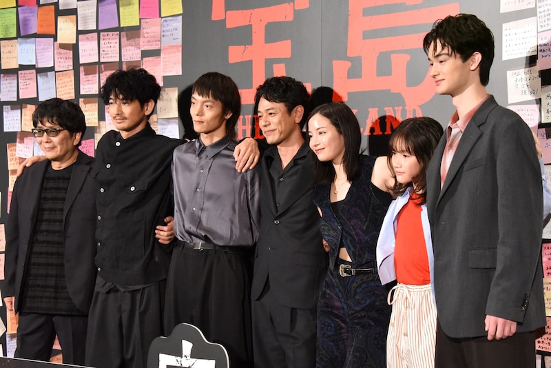 左から大友啓史、永山瑛太、窪田正孝、妻夫木聡、広瀬すず、光路、栄莉弥