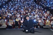 第30回釜山国際映画祭「アクターズハウス」に出演した二宮和也。最後に観客と記念撮影する様子