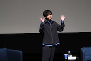 第30回釜山国際映画祭「アクターズハウス」にて、観客に手を振る二宮和也