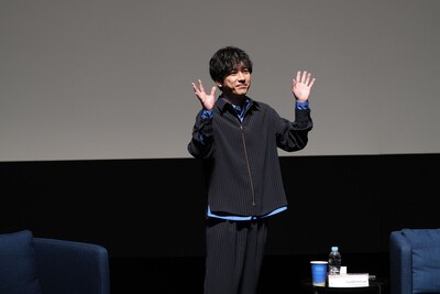 第30回釜山国際映画祭「アクターズハウス」にて、観客に手を振る二宮和也