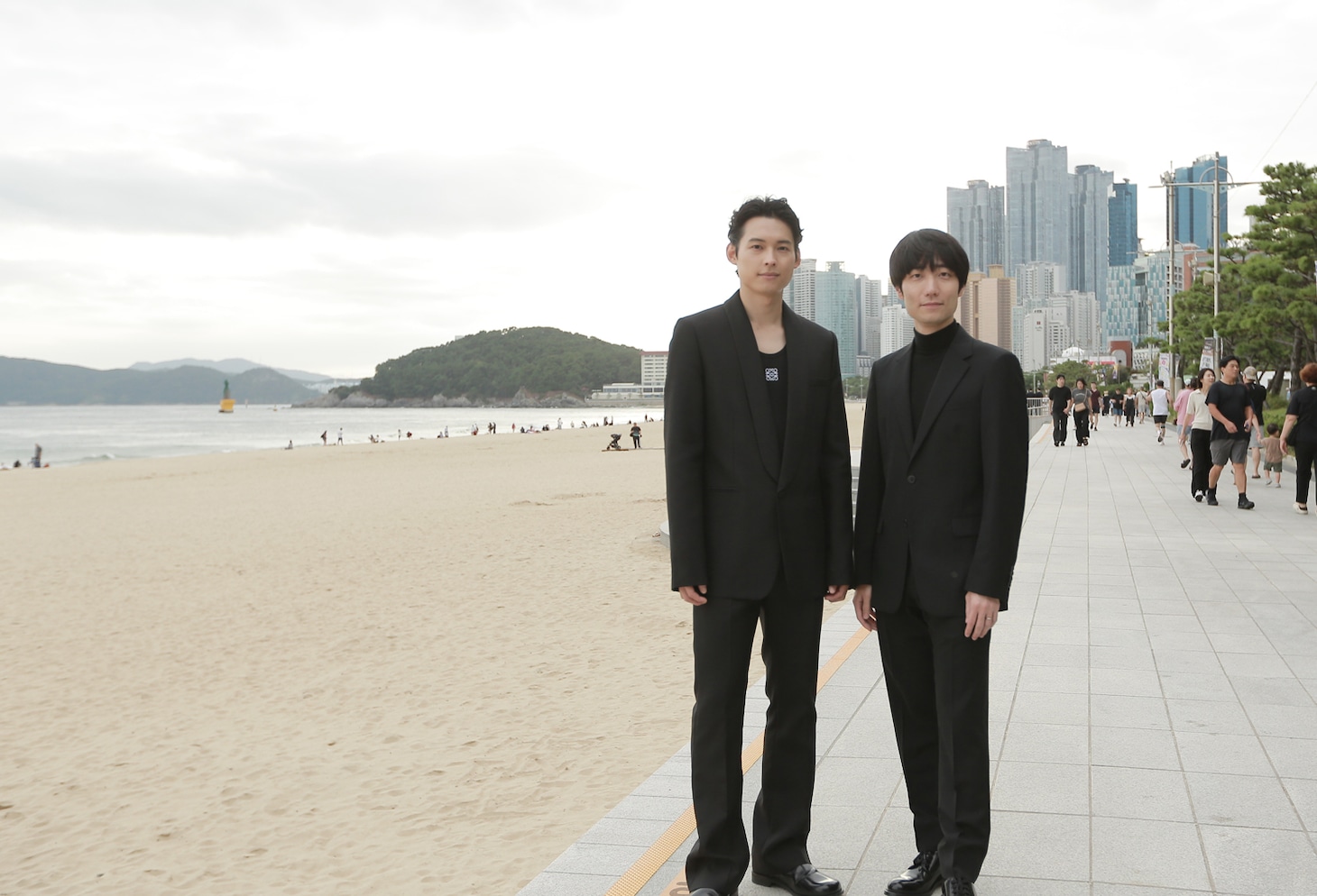 海雲台（ヘウンデ）ビーチにやって来た松村北斗（左）、奥山由之（右）