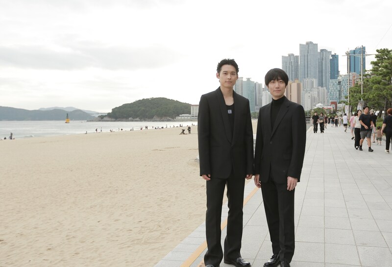 海雲台(ヘウンデ)ビーチにやって来た松村北斗(左)、奥山由之(右)