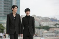 左から松村北斗、奥山由之