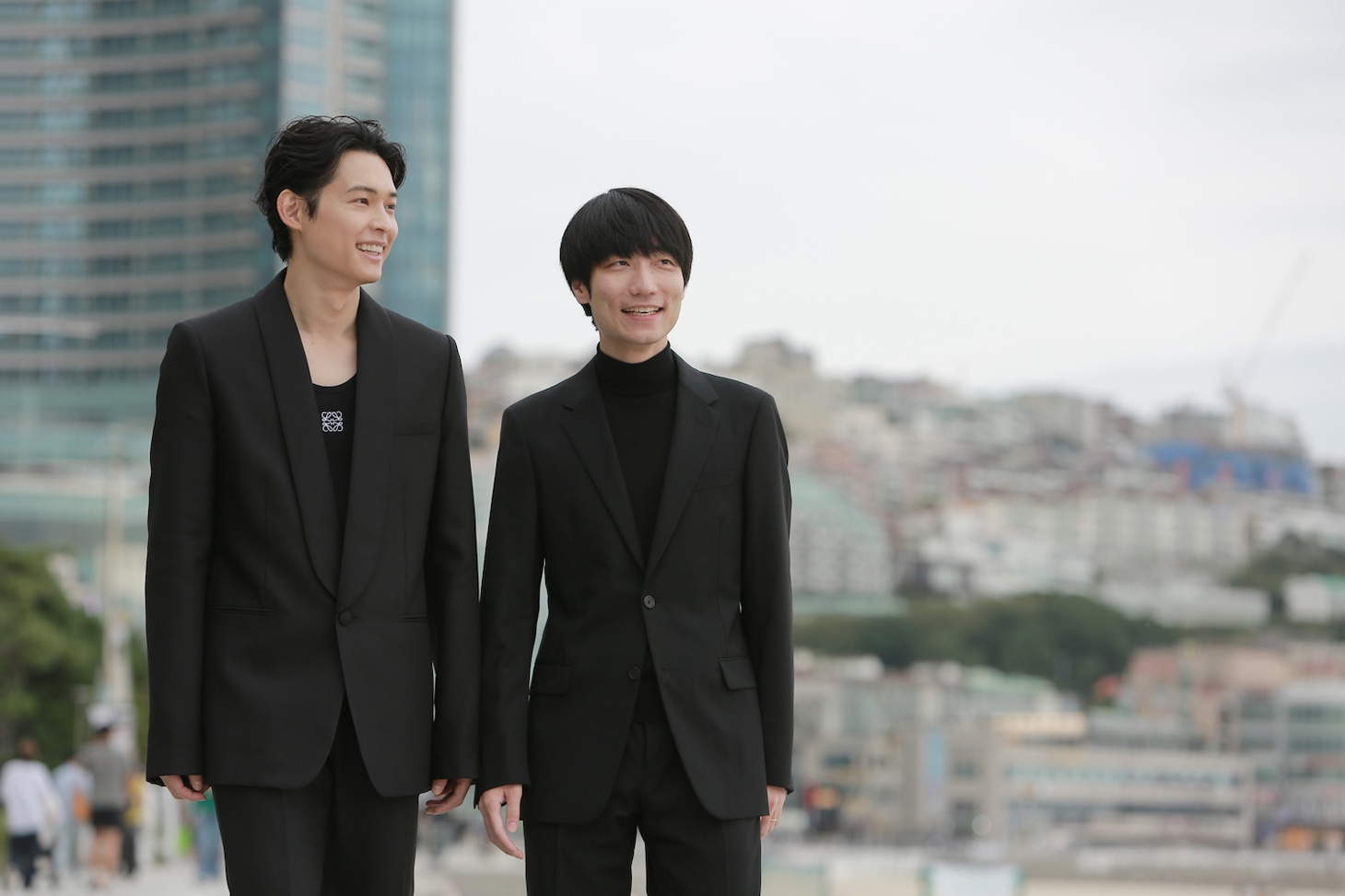 左から松村北斗、奥山由之