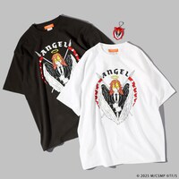 劇場版「チェンソーマン レゼ篇」ナタリーストアオリジナルTシャツ。カラーはスミクロとホワイトの2色でキーホルダーが付属する（税込7150円）