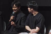 第30回釜山国際映画祭にて、「Dear Stranger／ディア・ストレンジャー」の舞台挨拶に登壇した西島秀俊（左）