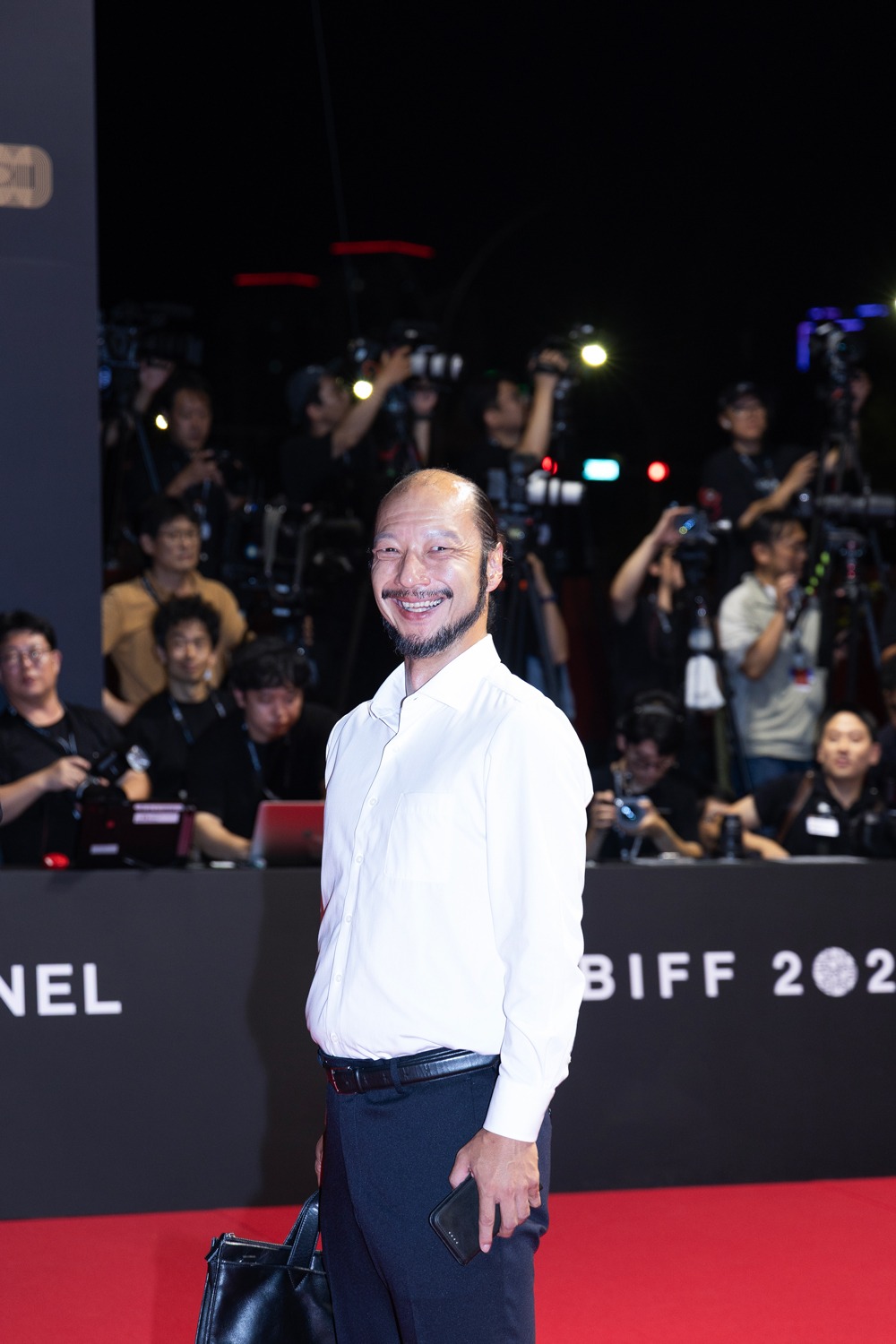 “歩く男”としてレッドカーペットを歩く河内大和