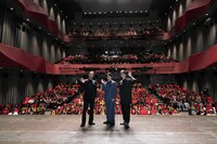 第30回釜山国際映画祭内「8番出口」公式上映前挨拶の様子。左から河内大和、二宮和也、川村元気