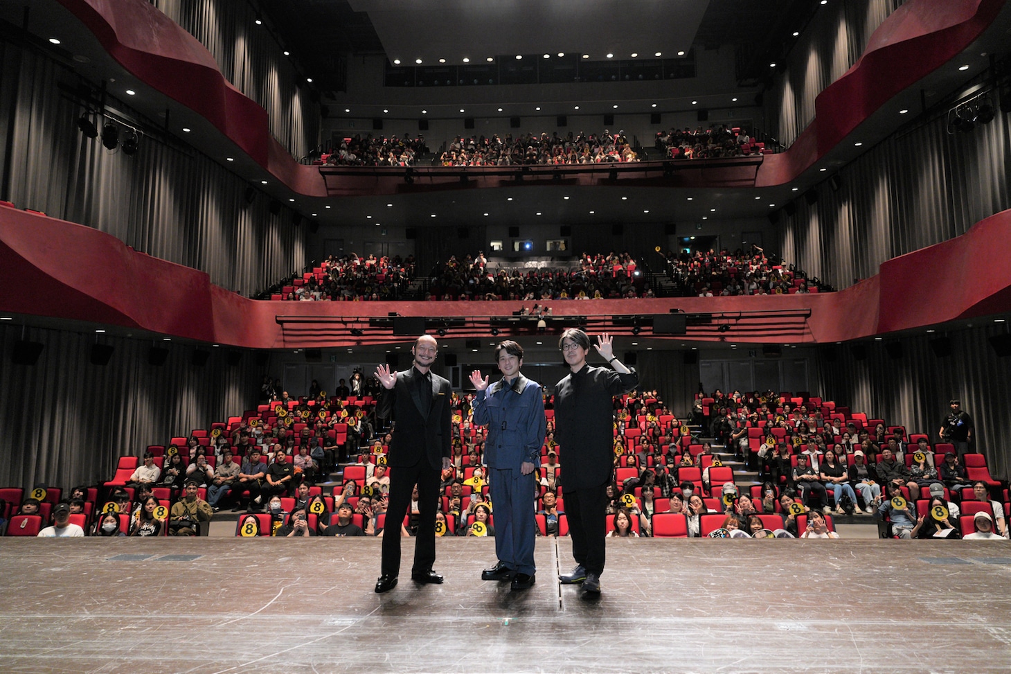 第30回釜山国際映画祭内「8番出口」公式上映前挨拶の様子。左から河内大和、二宮和也、川村元気