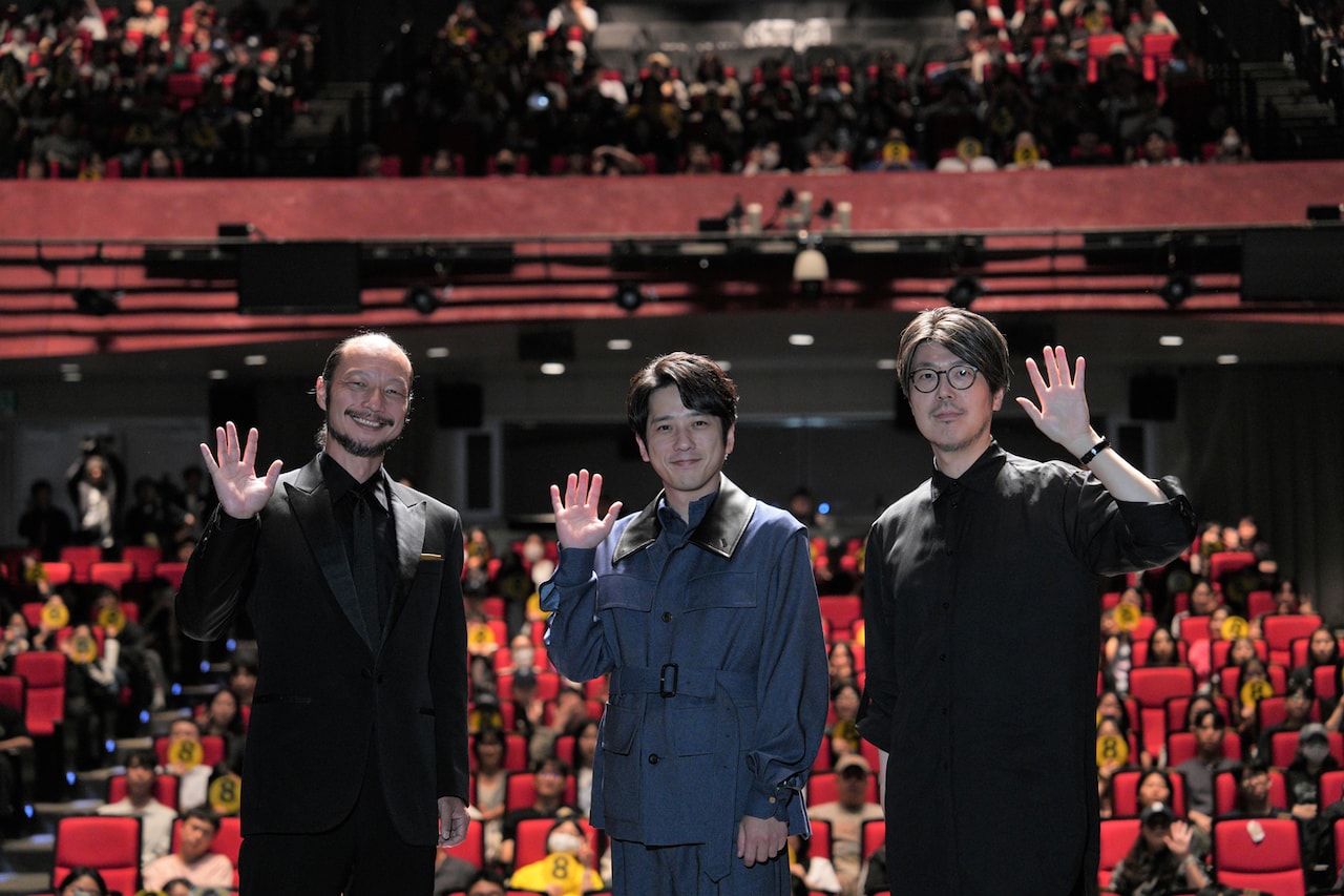 第30回釜山国際映画祭内「8番出口」公式上映前挨拶に参加した河内大和（左）、二宮和也（中央）、川村元気（右）