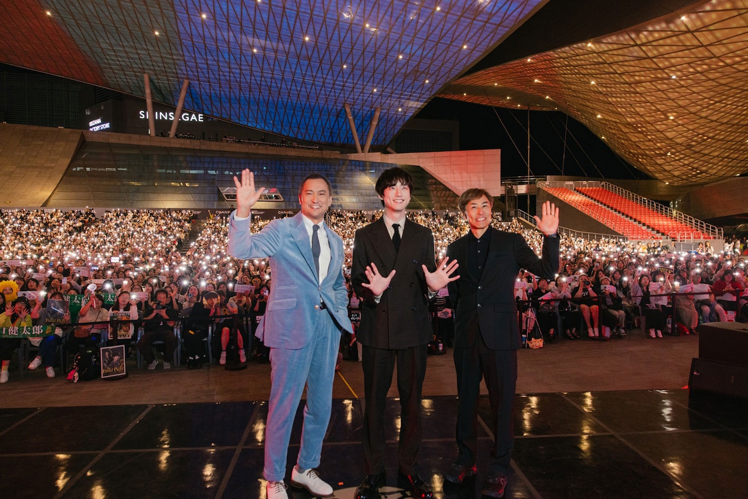第30回釜山国際映画祭にて、「盤上の向日葵」ワールドプレミアの様子。左から渡辺謙、坂口健太郎、熊澤尚人