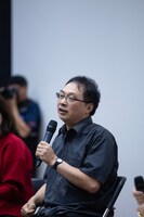 第30回釜山国際映画祭にて、「恋愛裁判」舞台挨拶に登壇した深田晃司