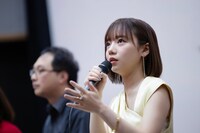 第30回釜山国際映画祭にて、「恋愛裁判」舞台挨拶に登壇した齊藤京子（手前）