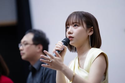 第30回釜山国際映画祭にて、「恋愛裁判」舞台挨拶に登壇した齊藤京子（手前）